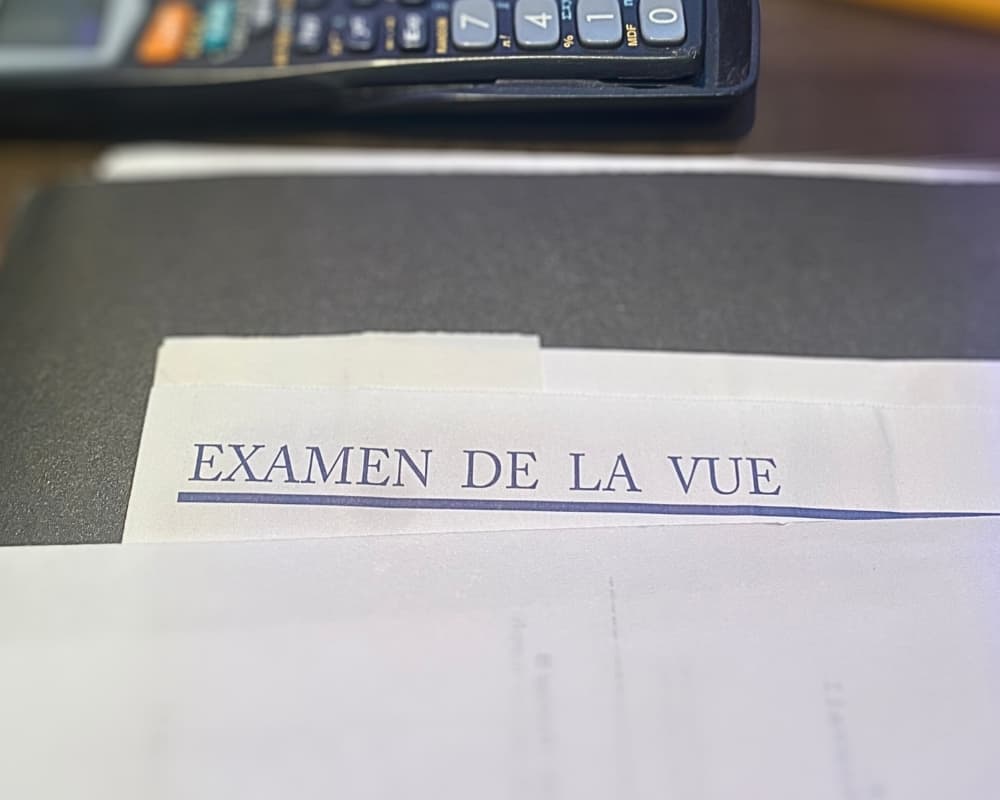Receipt for eye care exam in French.